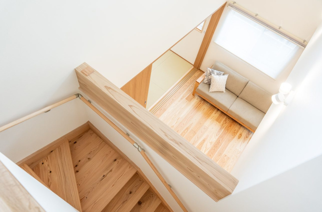 松十文字SELECTINOモデルハウス 4LDK+WIC「アクセントの庇が映える外観と木のぬくもりに包まれる家事ラク動線の家」(鹿児島市) - ヤマサハウス - 吹き抜け