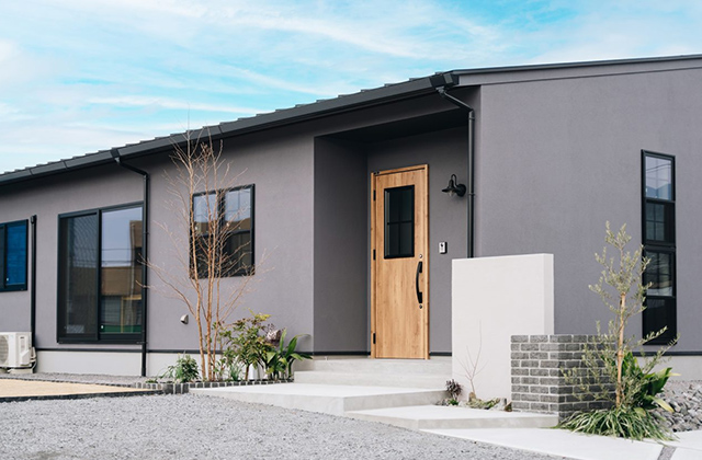 ウエストヒルズ郷の杜3期No.4 NOIRモデルハウス 平屋 3LDK+WIC「グレーと木目の大人カフェモダンの家」(鹿屋市) - ヤマサハウス