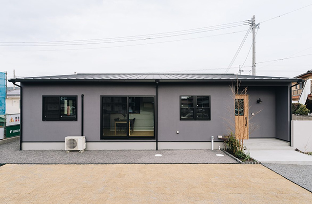 外観 - ウエストヒルズ郷の杜3期No.4 NOIRモデルハウス 平屋 3LDK+WIC「グレーと木目の大人カフェモダンの家」(鹿屋市) - ヤマサハウス