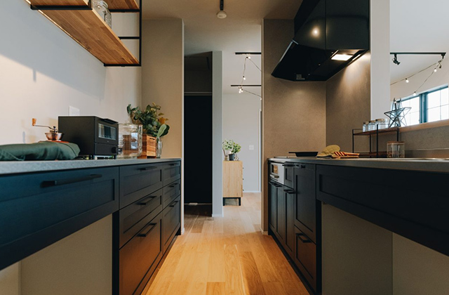 キッチン - ウエストヒルズ郷の杜3期No.4 NOIRモデルハウス 平屋 3LDK+WIC「グレーと木目の大人カフェモダンの家」(鹿屋市) - ヤマサハウス