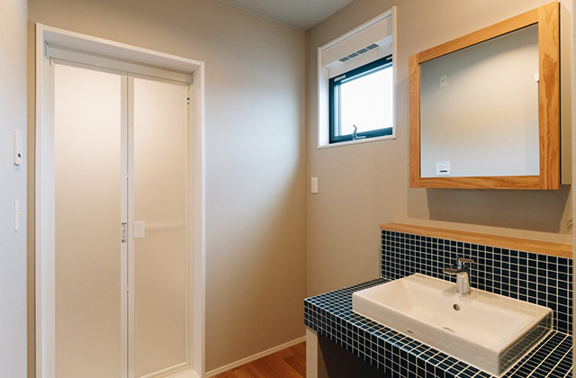 洗面所 - ウエストヒルズ郷の杜3期No.4 NOIRモデルハウス 平屋 3LDK+WIC「グレーと木目の大人カフェモダンの家」(鹿屋市) - ヤマサハウス