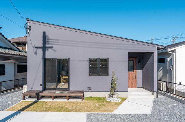 フレアージュ真孝2期No.4モデルハウス【NOIR】平屋 2LDK+WIC+小屋裏収納「アンティークモダンな格子窓の家」(霧島市) - ヤマサハウス