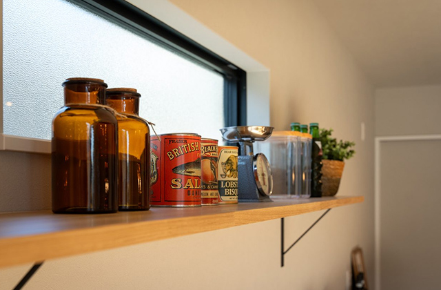 高窓 - フレアージュ真孝2期No.4モデルハウス【NOIR】平屋 2LDK+WIC+小屋裏収納「アンティークモダンな格子窓の家」(霧島市) - ヤマサハウス