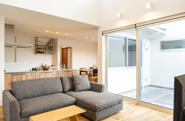 LDK - プライムステージ笠之原YUTORIモデルハウス 平屋 3LDK+畳コーナー「おうちキャンプを楽しめるタイルテラスのある家」(鹿屋市) - ヤマサハウス