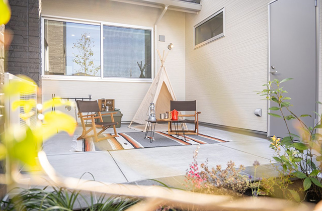 タイルテラス - プライムステージ笠之原YUTORIモデルハウス 平屋 3LDK+畳コーナー「おうちキャンプを楽しめるタイルテラスのある家」(鹿屋市) - ヤマサハウス