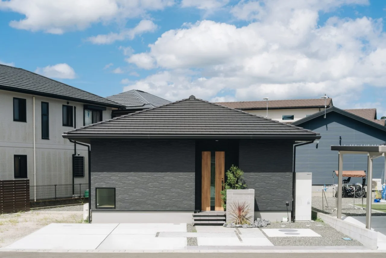 鹿屋市郷之原町にて「重厚感のある寄棟に、チタンブルーが映える住まい」の完成見学会【4/18,19】